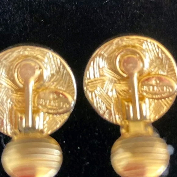 GIVENCHY Vintage 80s Logo Earrings Faux Pearl Clip On Earrings - Picture 3 of 5